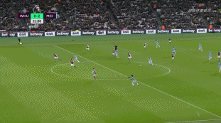 每体：部分法兰克福球迷在诺坎普闹事，向巴萨球迷投掷照明弹